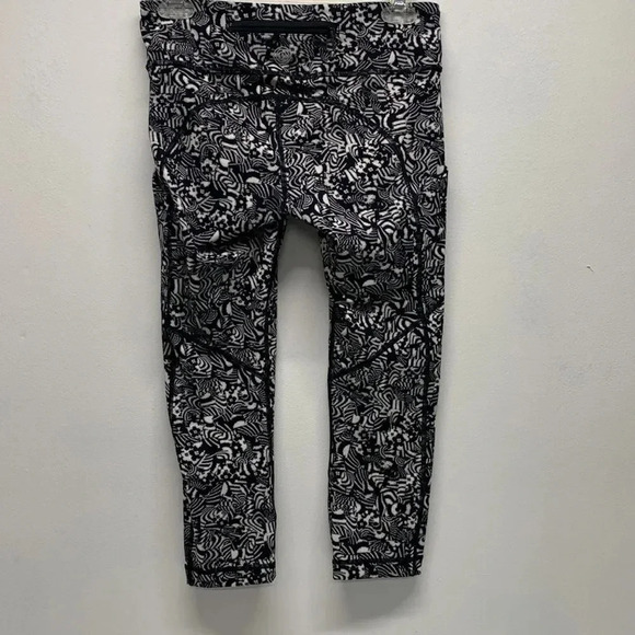 Lululemon Seawheeze 2017 Speed Tight V Leggings Black White Floral Print Size 6 - Picture 5 of 11